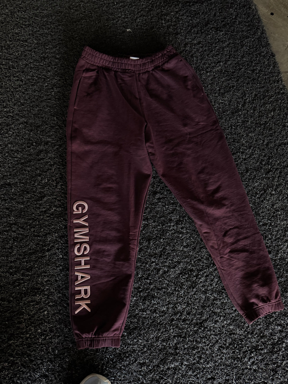 Gymshark Embroidered
Logo Joggers - Cherry Purple